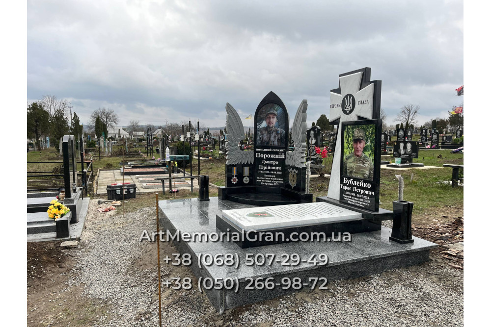 Пам'ятник військовому з крилами та хрестом 00889